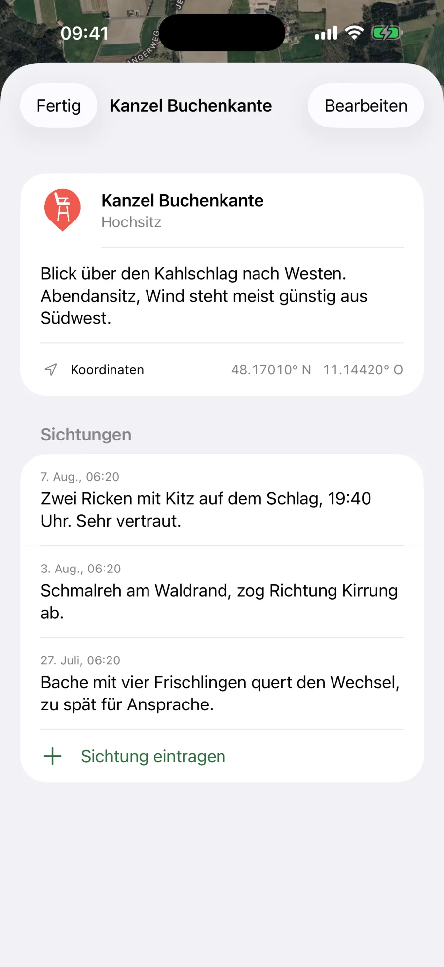 Die Kanzel „Buchenkante“ mit Notiz zum Ansitz, Koordinaten und drei eingetragenen Sichtungen
