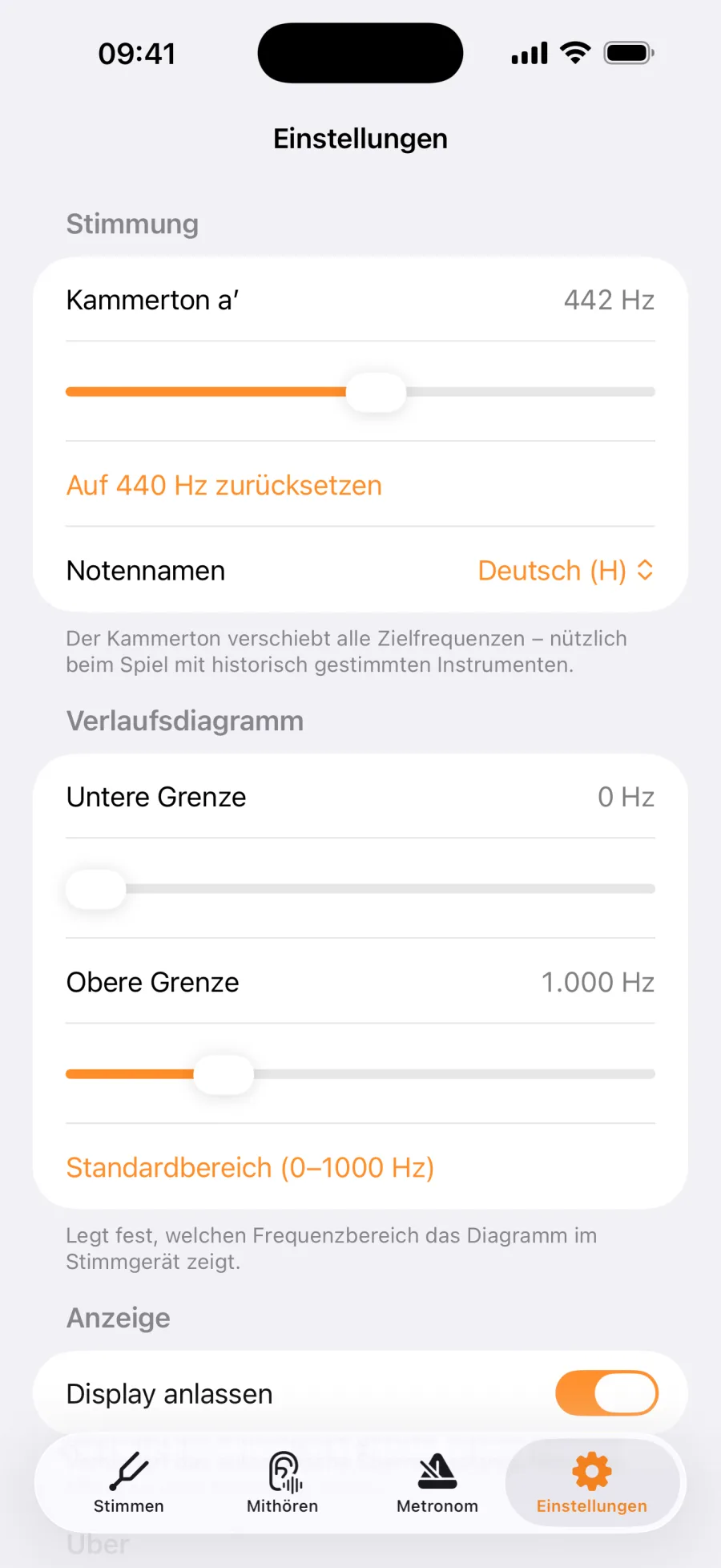 Einstellungen mit Kammerton a′ auf 442 Hertz, Knopf zum Zurücksetzen auf 440 Hertz, deutschen Notennamen mit H sowie unterer und oberer Grenze des Verlaufsdiagramms